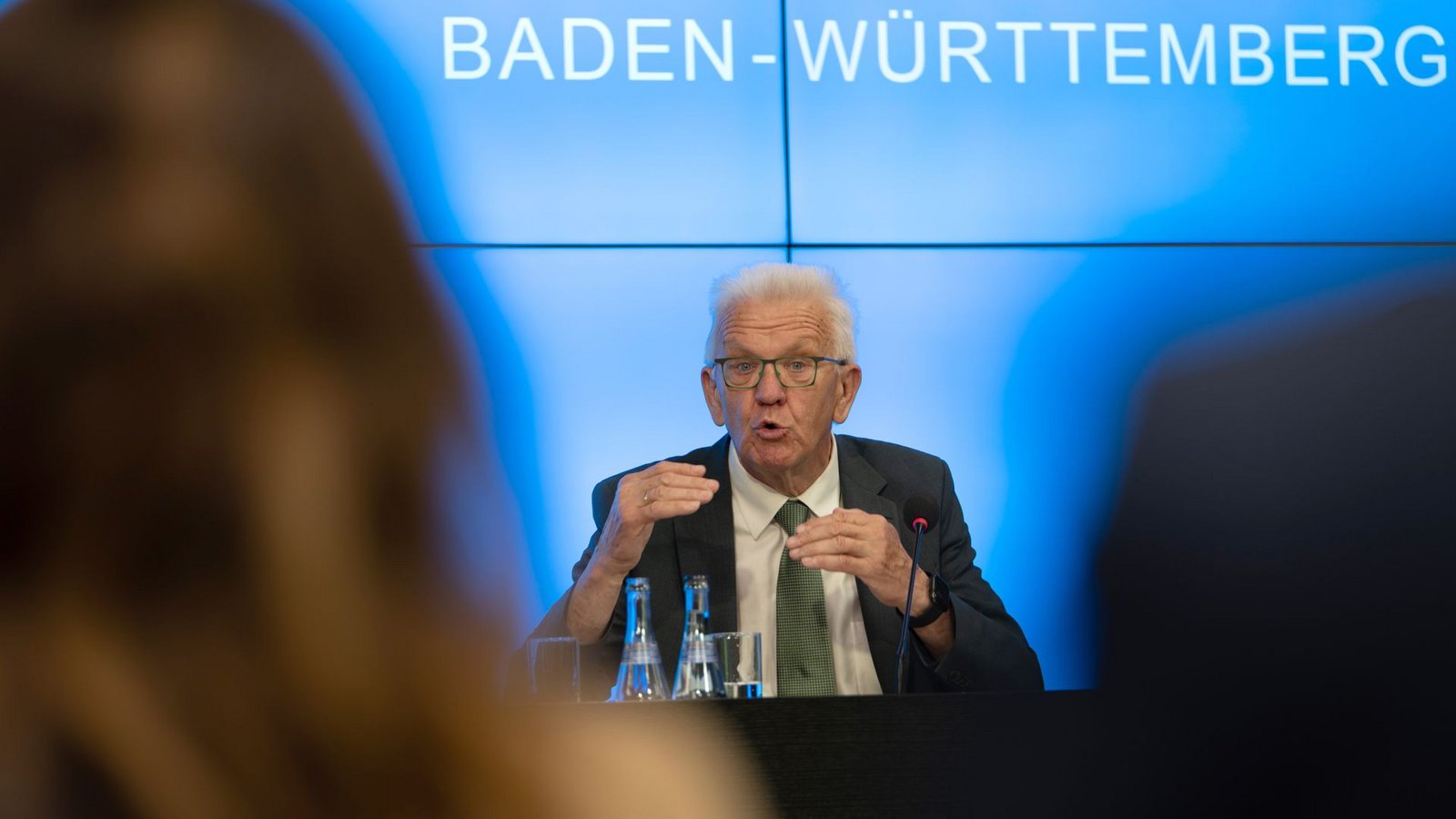 Ministerpräsident Winfried Kretschmann (Grüne) macht einen Knopf an den Klimastreit.Foto: Markus Lenhardt/dpa Ministerpräsident Winfried Kretschmann (Grüne) macht einen Knopf an den Klimastreit.Foto: Markus Lenhardt/dpa