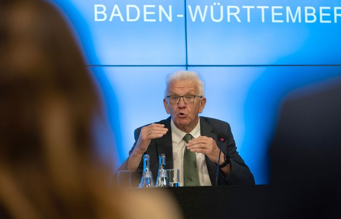 Ministerpräsident Winfried Kretschmann (Grüne) macht einen Knopf an den Klimastreit.<span class='image-autor'>Foto: Markus Lenhardt/dpa</span>
