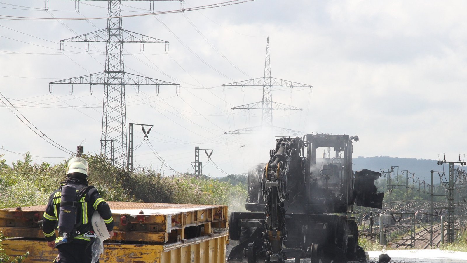Weil er mit dem Schaufelarm die Stromleitung berührt hat, ist der Bagger am Vaihinger Bahnhof vollständig ausgebrannt. Foto: Banholzer