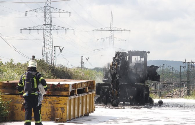 Weil er mit dem Schaufelarm die Stromleitung berührt hat, ist der Bagger am Vaihinger Bahnhof vollständig ausgebrannt. Foto: Banholzer