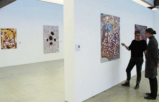 Kunstwerk-Sammlungsleiterin Valeria Waibel (rechts) und Galeristin Robyn Kelch sind fasziniert von den geheimnisvollen Gemälden des Spinifex Arts Project, die noch bis zum 3. April in Nussdorf zu sehen sind.  Foto: Banholzer