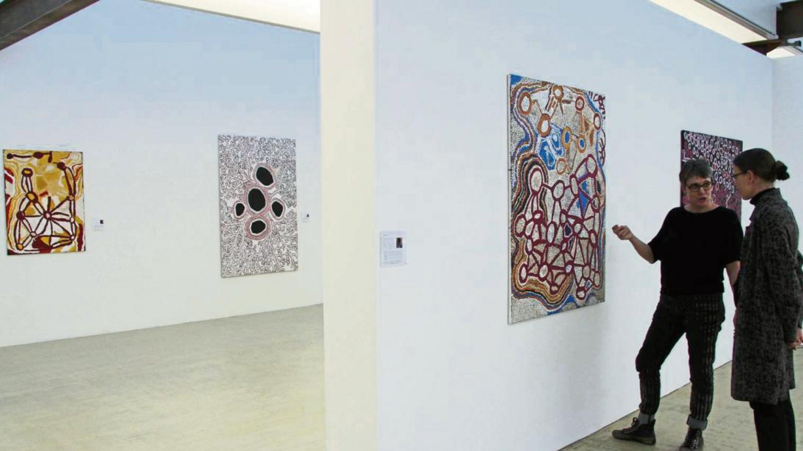 Kunstwerk-Sammlungsleiterin Valeria Waibel (rechts) und Galeristin Robyn Kelch sind fasziniert von den geheimnisvollen Gemälden des Spinifex Arts Project, die noch bis zum 3. April in Nussdorf zu sehen sind. Foto: Banholzer Kunstwerk-Sammlungsleiterin Valeria Waibel (rechts) und Galeristin Robyn Kelch sind fasziniert von den geheimnisvollen Gemälden des Spinifex Arts Project, die noch bis zum 3. April in Nussdorf zu sehen sind. Foto: Banholzer