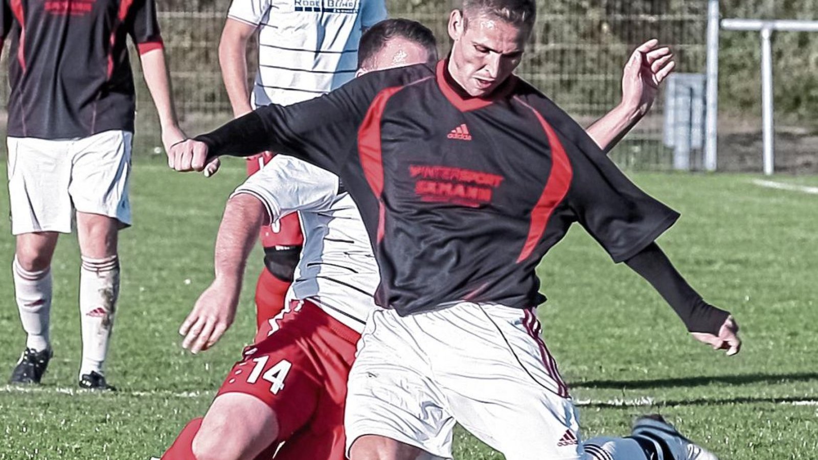 Michael Schlosser (vorne) hat mit dem TSV Großglattbach den TSV Wiernsheim mit 2:0 besiegt. Foto: Simecek