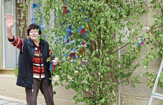Vaihingens Urgestein Erika Gaessler lässt sich das Dekorieren für den Maientag auch in Corona-Zeiten nicht nehmen und wünscht allen „en scheena Maiadaag“.  Foto: Rücker