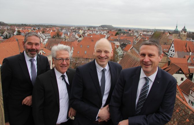 Vom Oberen Tor in Markgröningen können die Vorstandsmitglieder der VR-Bank Ludwigsburg – (von links) Heiko Herbst, Joachim Sandner, Timm Häberle und Frank Kraaz – den Blick über ihr zusammengeschlossenes Geschäftsgebiet schweifen lassen.  <span class='image-autor'>Foto: Banholzer</span>