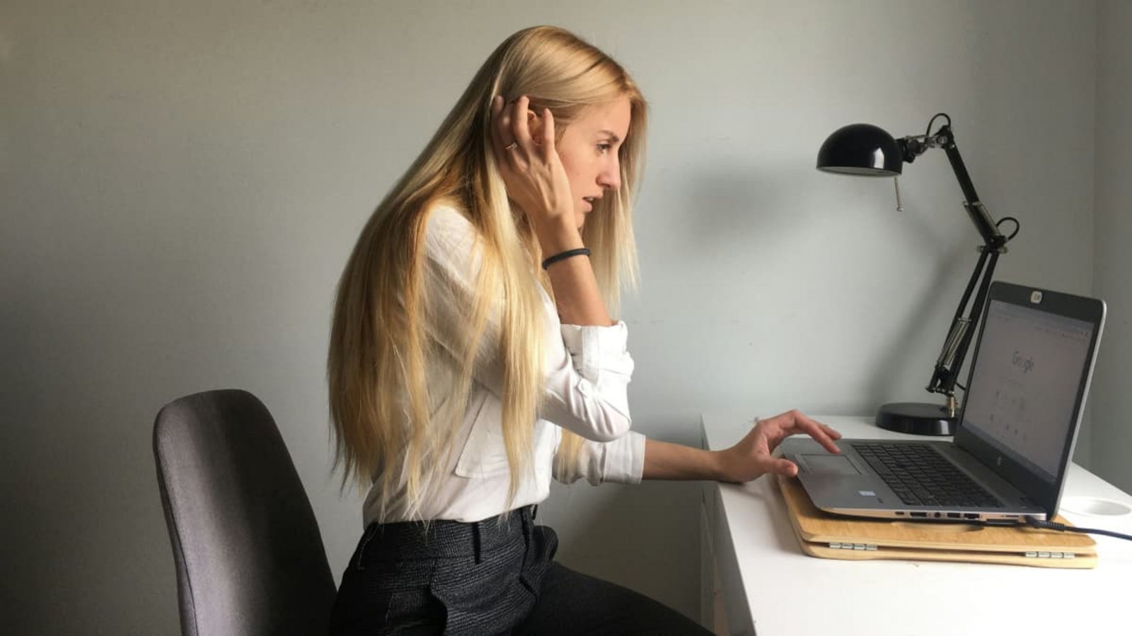 Immer wieder setzte sie sich an den Computer, erledigte schnell etwas für die Arbeit, während ihre Kinder mit ihr sprachen (Symbolbild).Unsplash/ Emma Shulzhenko