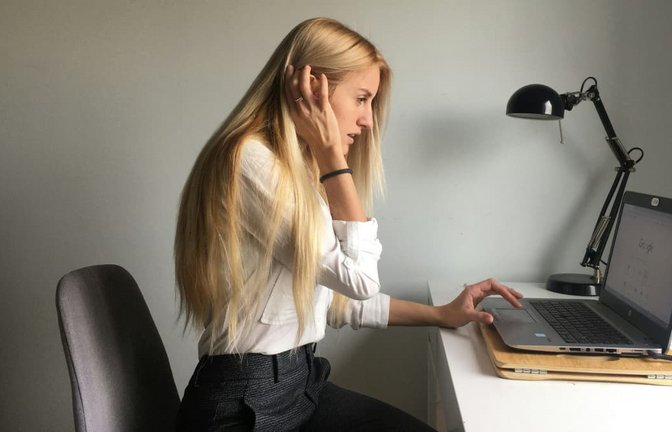 Immer wieder setzte sie sich an den Computer, erledigte schnell etwas für die Arbeit, während ihre Kinder mit ihr sprachen (Symbolbild).<span class='image-autor'>Unsplash/ Emma Shulzhenko</span>