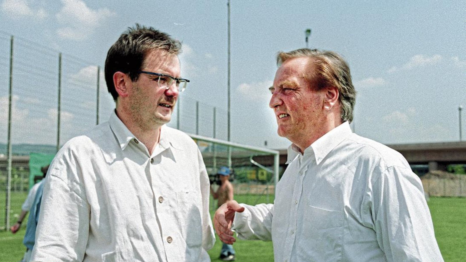 Roland Eitel war unter anderem Pressechef des VfB Stuttgart, hier im Gespräch mit Präsident Gerhard Mayer-Vorfelder. Foto: Baumann Roland Eitel war unter anderem Pressechef des VfB Stuttgart, hier im Gespräch mit Präsident Gerhard Mayer-Vorfelder. Foto: Baumann