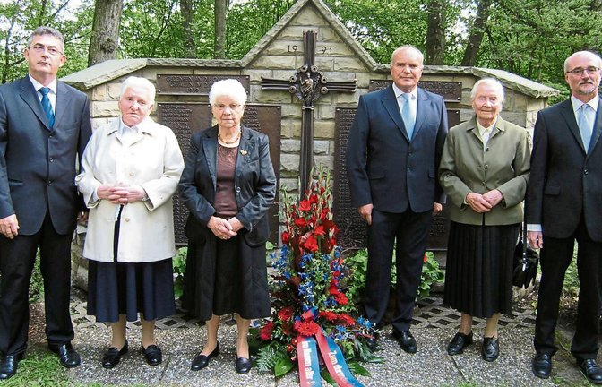 Gedenkfeier auf dem Waldfriedhof in Illingen: von links Vorstandsvorsitzender Michael Klein, Maria Schenn, Katharina Klein, Architekt Werner Keul, Agnetha Schwarz und Pfarrer Wolfgang Schlecht.