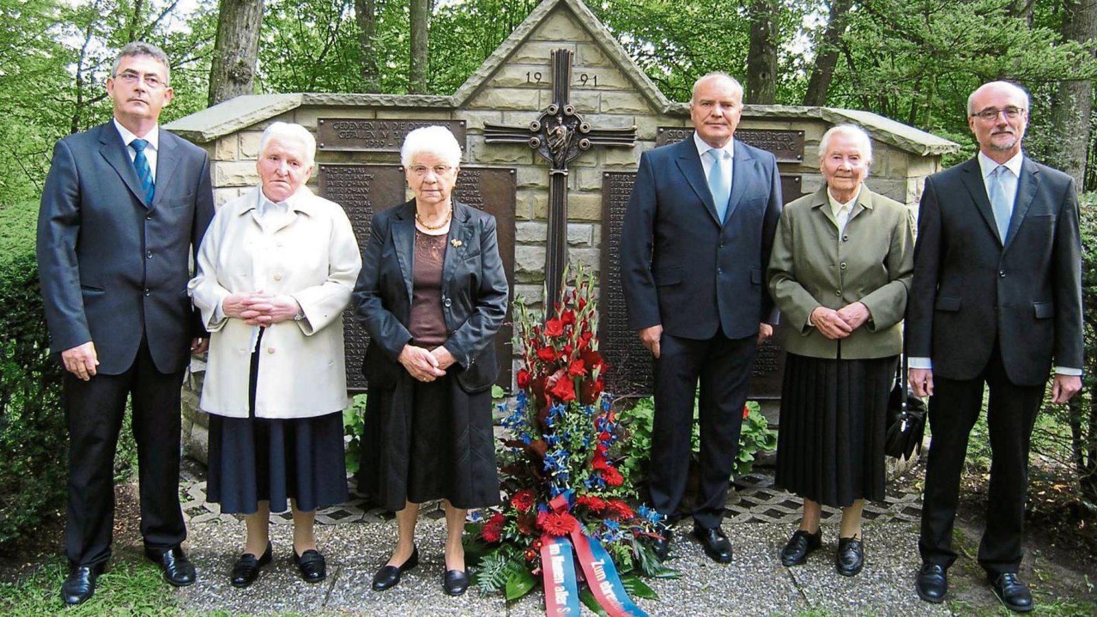 Gedenkfeier auf dem Waldfriedhof in Illingen: von links Vorstandsvorsitzender Michael Klein, Maria Schenn, Katharina Klein, Architekt Werner Keul, Agnetha Schwarz und Pfarrer Wolfgang Schlecht. Gedenkfeier auf dem Waldfriedhof in Illingen: von links Vorstandsvorsitzender Michael Klein, Maria Schenn, Katharina Klein, Architekt Werner Keul, Agnetha Schwarz und Pfarrer Wolfgang Schlecht.