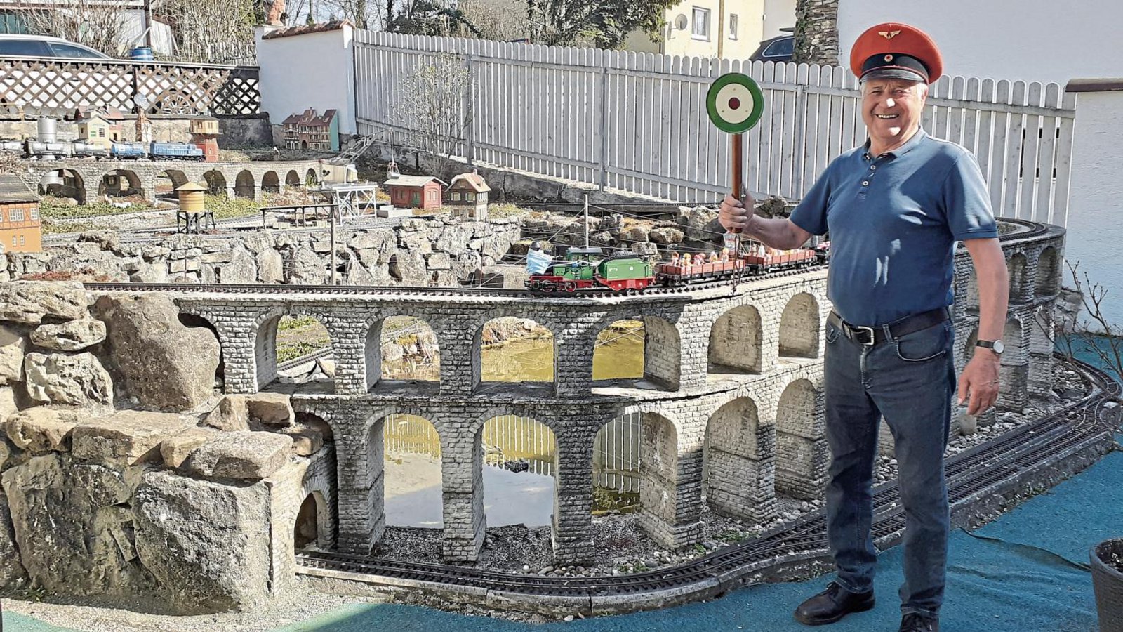 Heinz Knodel behält auf seiner 300 Quadratmeter großen Garteneisenbahn-Anlage immer den Überblick. Fotos: Glemser