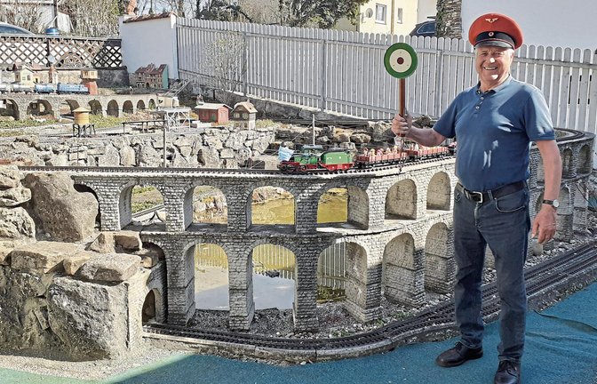 Heinz Knodel behält auf seiner 300 Quadratmeter großen Garteneisenbahn-Anlage immer den Überblick. Fotos: Glemser