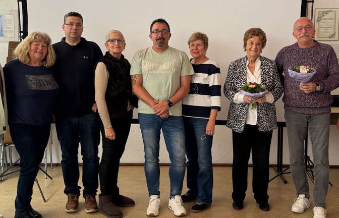 Sigi Grefe und Klaus Oßwald (mit Blumensträußen) werden von den weiteren Vorstandsmitgliedern Bernhard Albrich, Susanne Greif, Andre Heineke, Moni Deberling, Markus Schreiner, Hildegard Mack und Alexandra Werthwein (von links) verabschiedet.  <span class='image-autor'>Foto: p</span>