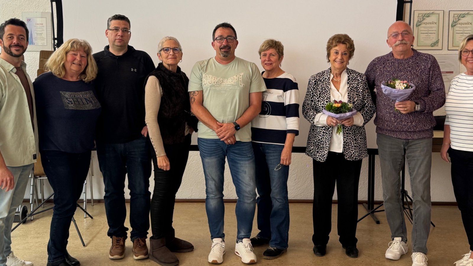 Sigi Grefe und Klaus Oßwald (mit Blumensträußen) werden von den weiteren Vorstandsmitgliedern Bernhard Albrich, Susanne Greif, Andre Heineke, Moni Deberling, Markus Schreiner, Hildegard Mack und Alexandra Werthwein (von links) verabschiedet.  Foto: p