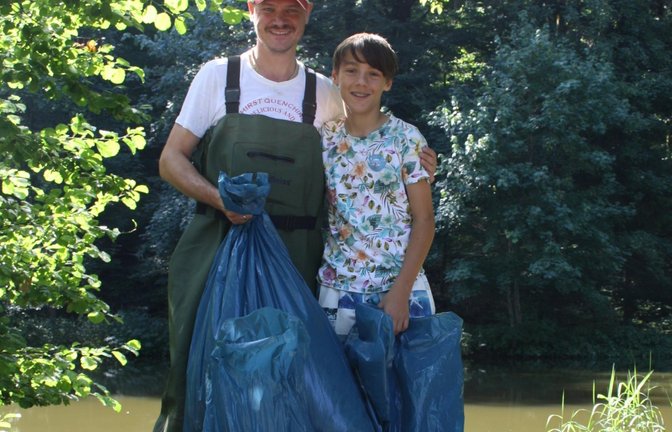 Vier Säcke voller Blüten haben die Angler – hier Stefan (links) und Julius Anhorn – gesammelt.