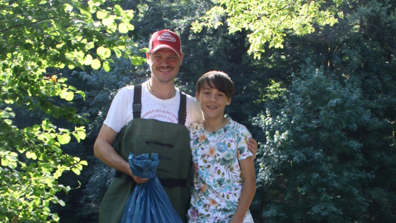 Vier Säcke voller Blüten haben die Angler – hier Stefan (links) und Julius Anhorn – gesammelt.