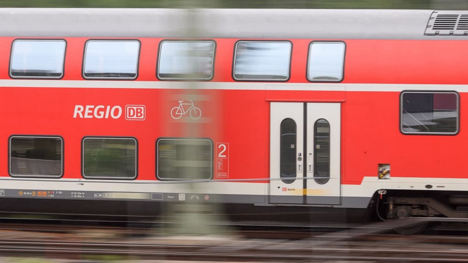«Das versprochene Gesetz für härtere Strafen bei Angriffen auf Zugpersonal muss noch in diesem Jahr in den Bundestag, sonst legen wir im Januar den Betrieb lahm», sagte der Gewerkschaftschef Martin Burkert. (Archivbild)Sebastian Gollnow/dpa «Das versprochene Gesetz für härtere Strafen bei Angriffen auf Zugpersonal muss noch in diesem Jahr in den Bundestag, sonst legen wir im Januar den Betrieb lahm», sagte der Gewerkschaftschef Martin Burkert. (Archivbild)Sebastian Gollnow/dpa