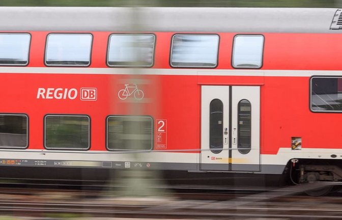 «Das versprochene Gesetz für härtere Strafen bei Angriffen auf Zugpersonal muss noch in diesem Jahr in den Bundestag, sonst legen wir im Januar den Betrieb lahm», sagte der Gewerkschaftschef Martin Burkert. (Archivbild)<span class='image-autor'>Sebastian Gollnow/dpa</span>
