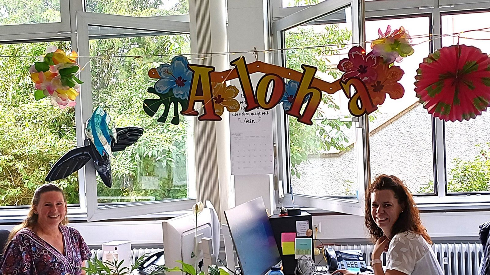 Mit leisen südamerikanischen Klängen und einer Aloha-Girlande versuchen die Sekretärinnen der Vaihinger Schlossbergschule, neben der Wärme, die schon herrscht, auch Urlaubsfeeling in den Raum zu bringen. Foto: Rücker Mit leisen südamerikanischen Klängen und einer Aloha-Girlande versuchen die Sekretärinnen der Vaihinger Schlossbergschule, neben der Wärme, die schon herrscht, auch Urlaubsfeeling in den Raum zu bringen. Foto: Rücker