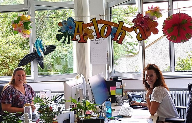 Mit leisen südamerikanischen Klängen und einer Aloha-Girlande versuchen die Sekretärinnen der Vaihinger Schlossbergschule, neben der Wärme, die schon herrscht, auch Urlaubsfeeling in den Raum zu bringen.  <span class='image-autor'>Foto: Rücker</span>