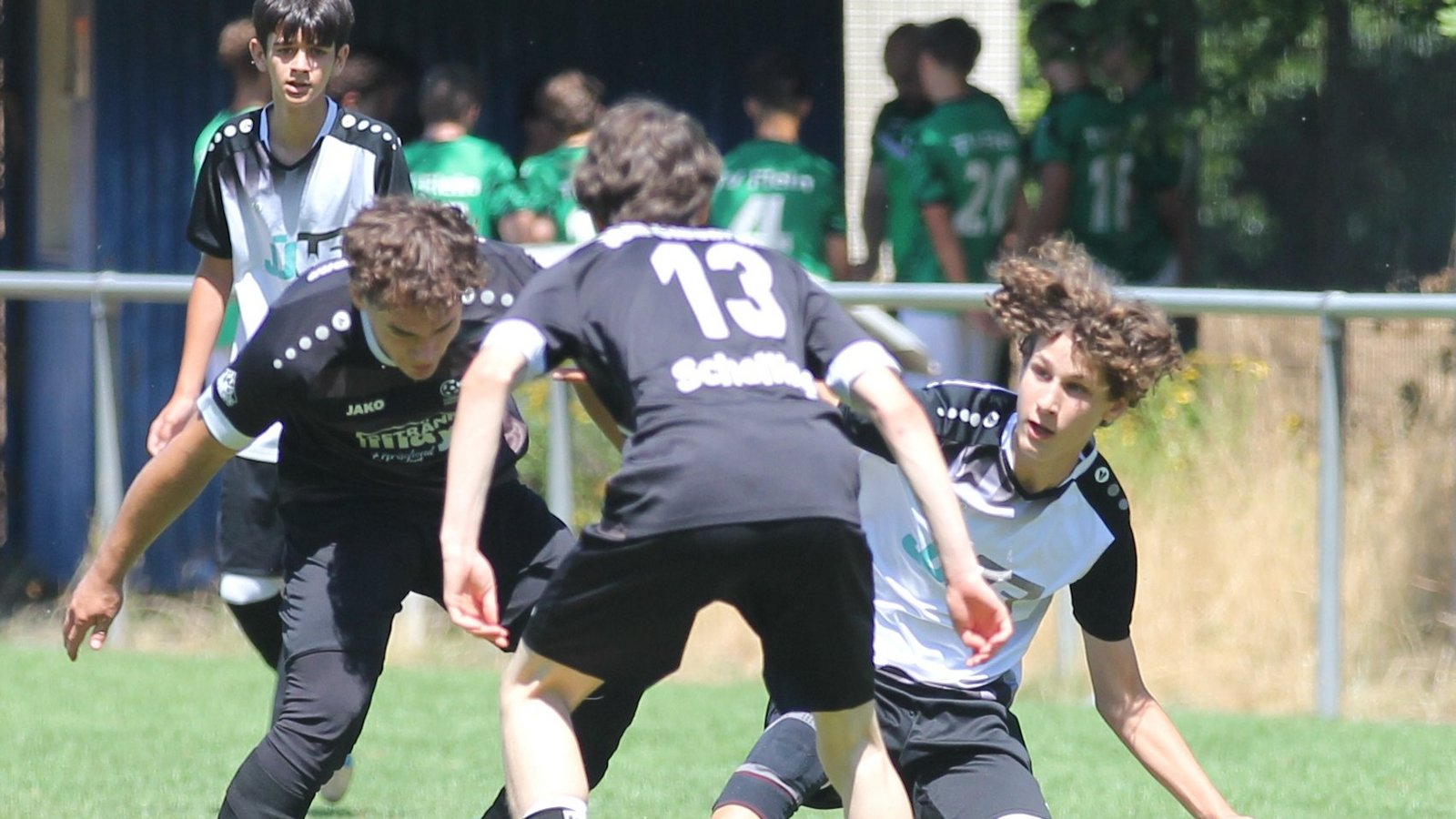 Beim 11. Vaihinger Enz-Cup kämpfen die B-Junioren um jeden Zentimeter. Foto: Dittrich