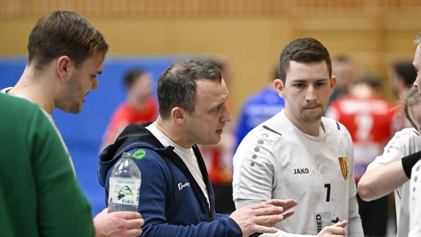 Einigen Gesprächsbedarf hatte der CVJM-Coach Simon Hees (3. von links) in einer Auszeit. Foto: Leitner