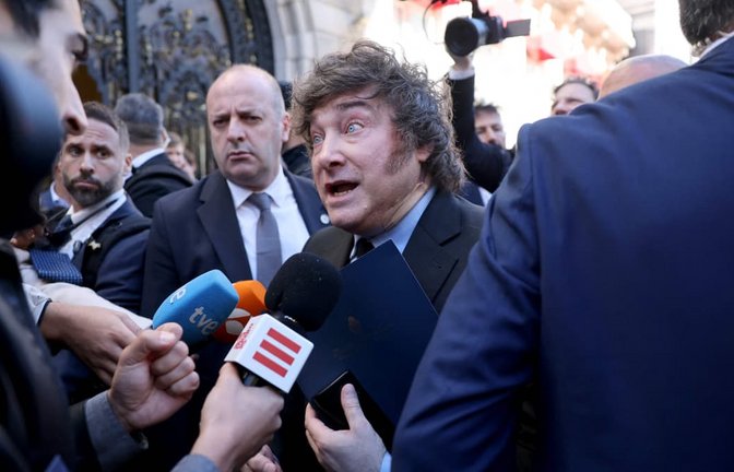 Argentiniens Staatschef Javier Milei spricht mit einem Journalisten in Madrid. Der ultrarechte Staatschef sorgt bei seinem Besuch in Spanien für einen Eklat.<span class='image-autor'>THOMAS COEX/afp</span>