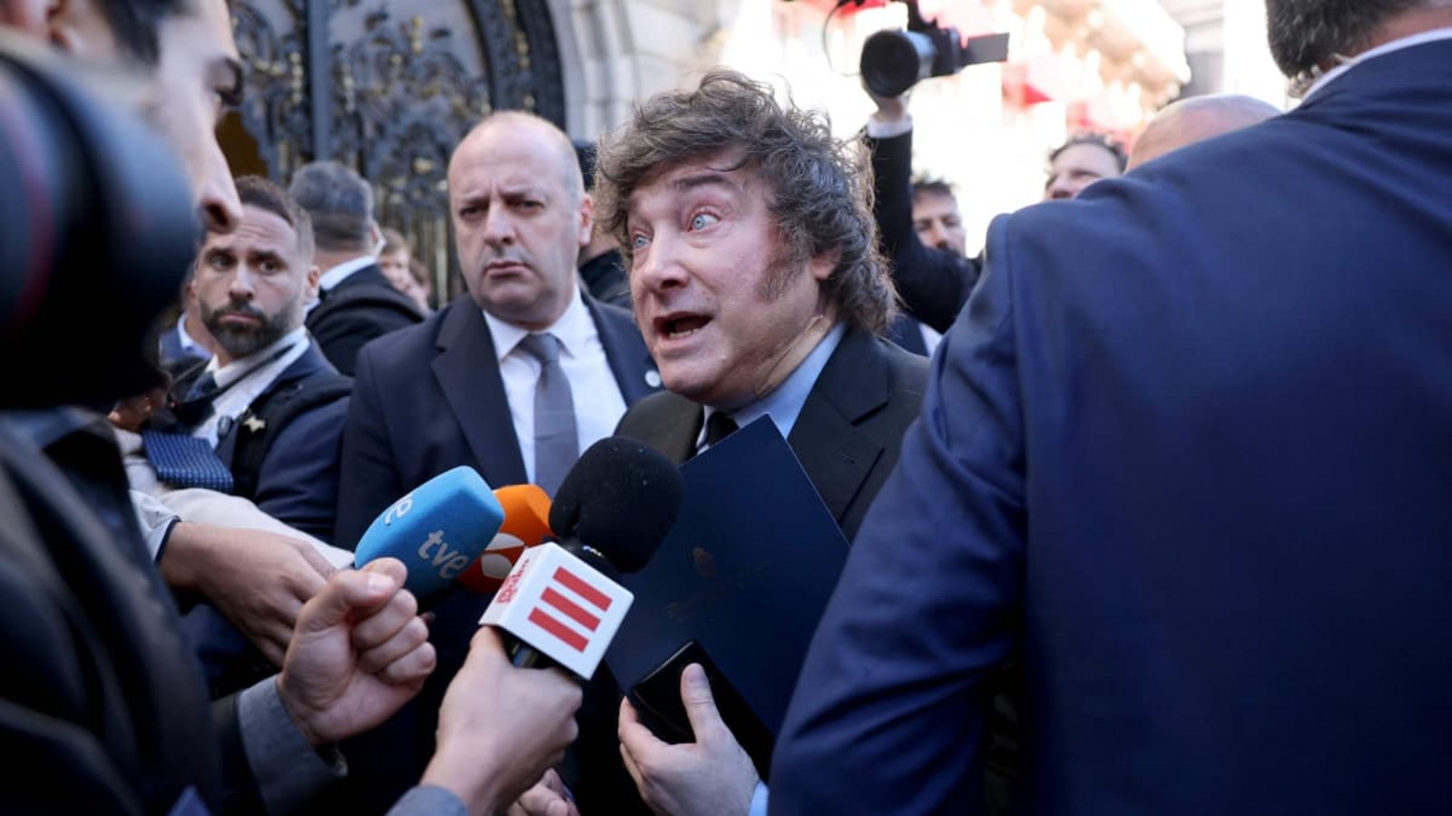 Argentiniens Staatschef Javier Milei spricht mit einem Journalisten in Madrid. Der ultrarechte Staatschef sorgt bei seinem Besuch in Spanien für einen Eklat.THOMAS COEX/afp