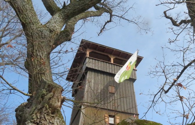Am Eselsburgturm über Ensingen weht sonntags wieder die Fahne. Das heißt, es wird bewirtet.  <span class='image-autor'>Foto: Arning</span>