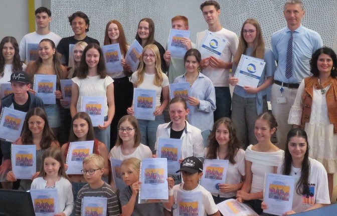 Stolz zeigen die Preisträgerinnen und Preisträger des Europäischen Wettbewerbs ihre Urkunden.  <span class='image-autor'>Foto: Enzkreis/Hörstmann</span>