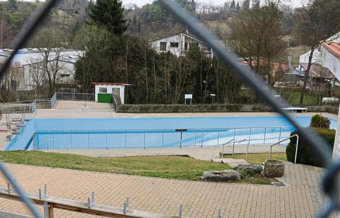 Die Beckenauskleidung im Eberdinger Freibad muss erneuert werden. Dadurch reduziert sich die Badesaison. Fotos: Bögel
