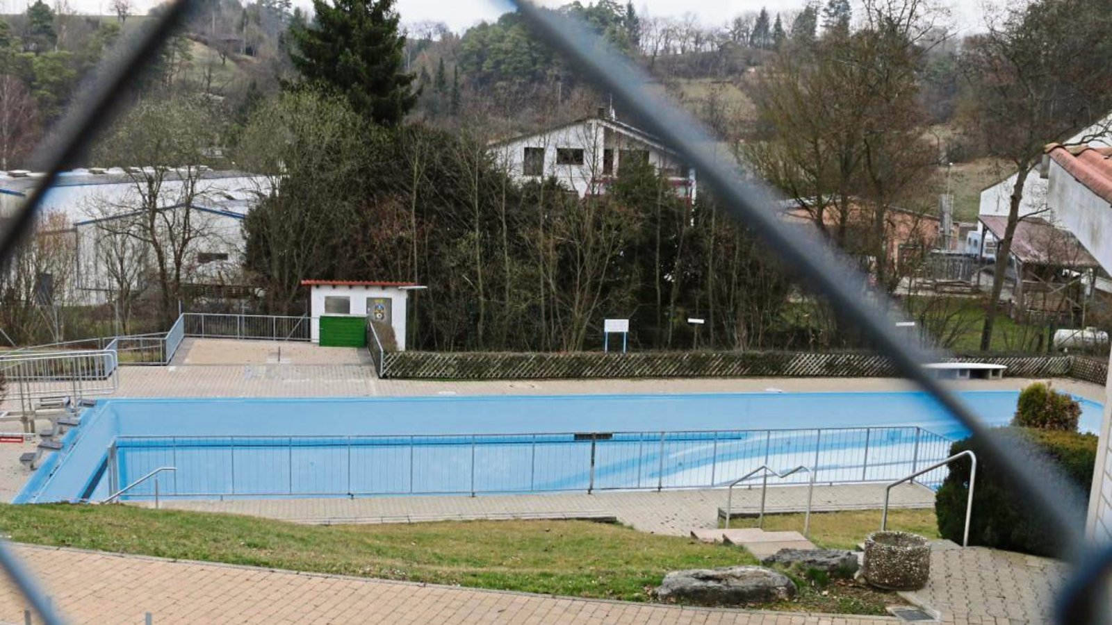 Die Beckenauskleidung im Eberdinger Freibad muss erneuert werden. Dadurch reduziert sich die Badesaison. Fotos: Bögel Die Beckenauskleidung im Eberdinger Freibad muss erneuert werden. Dadurch reduziert sich die Badesaison. Fotos: Bögel