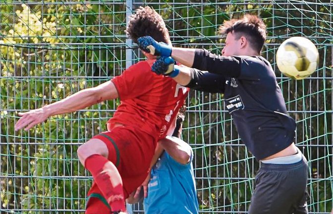 Bei einem Eckball segeln im Hardtwäldle (von links) der Nussdorfer Robin Wöhr, der Enzweihinger Cihat Aytac und der Gäste-Keeper Kim Berberich am Ball vorbei. Foto: Leitner