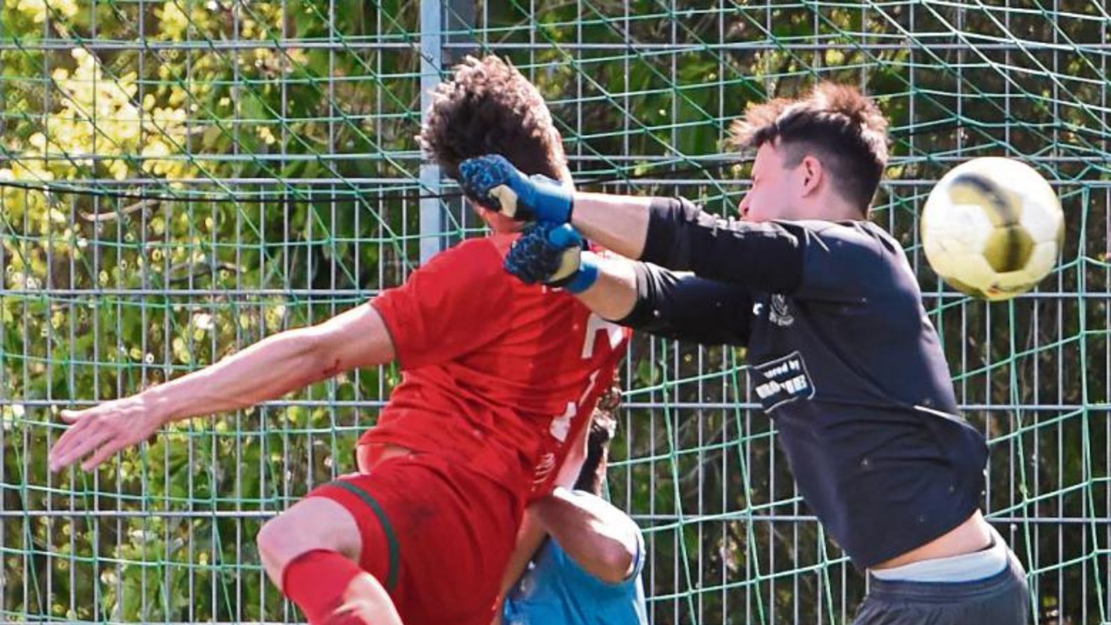 Bei einem Eckball segeln im Hardtwäldle (von links) der Nussdorfer Robin Wöhr, der Enzweihinger Cihat Aytac und der Gäste-Keeper Kim Berberich am Ball vorbei. Foto: Leitner Bei einem Eckball segeln im Hardtwäldle (von links) der Nussdorfer Robin Wöhr, der Enzweihinger Cihat Aytac und der Gäste-Keeper Kim Berberich am Ball vorbei. Foto: Leitner