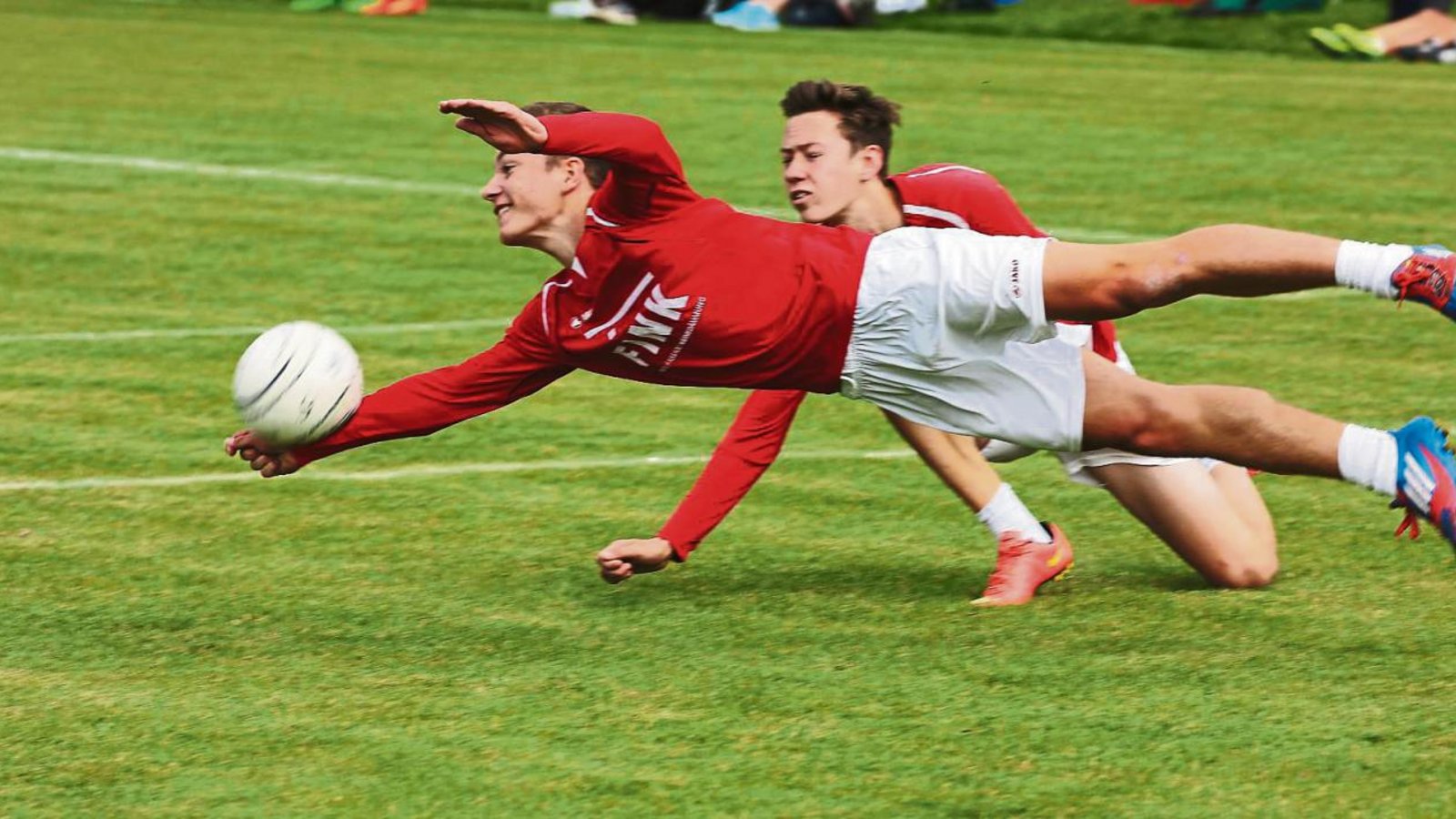 Voller Einsatz auf dem Unterhaugstetter Rasenplatz: Die U 18 des TV Vaihingen hat sich bei der deutschen Meisterschaft im Feldfaustball den fünften Platz gesichert. Foto: Küppers Voller Einsatz auf dem Unterhaugstetter Rasenplatz: Die U 18 des TV Vaihingen hat sich bei der deutschen Meisterschaft im Feldfaustball den fünften Platz gesichert. Foto: Küppers