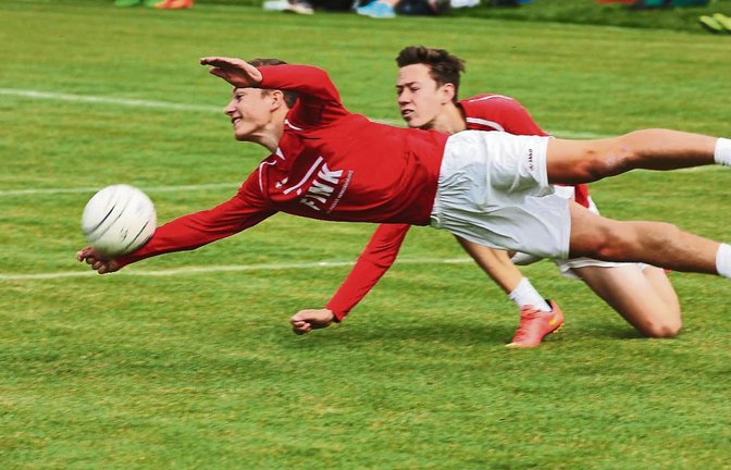 Voller Einsatz auf dem Unterhaugstetter Rasenplatz: Die U 18 des TV Vaihingen hat sich bei der deutschen Meisterschaft im Feldfaustball den fünften Platz gesichert. Foto: Küppers