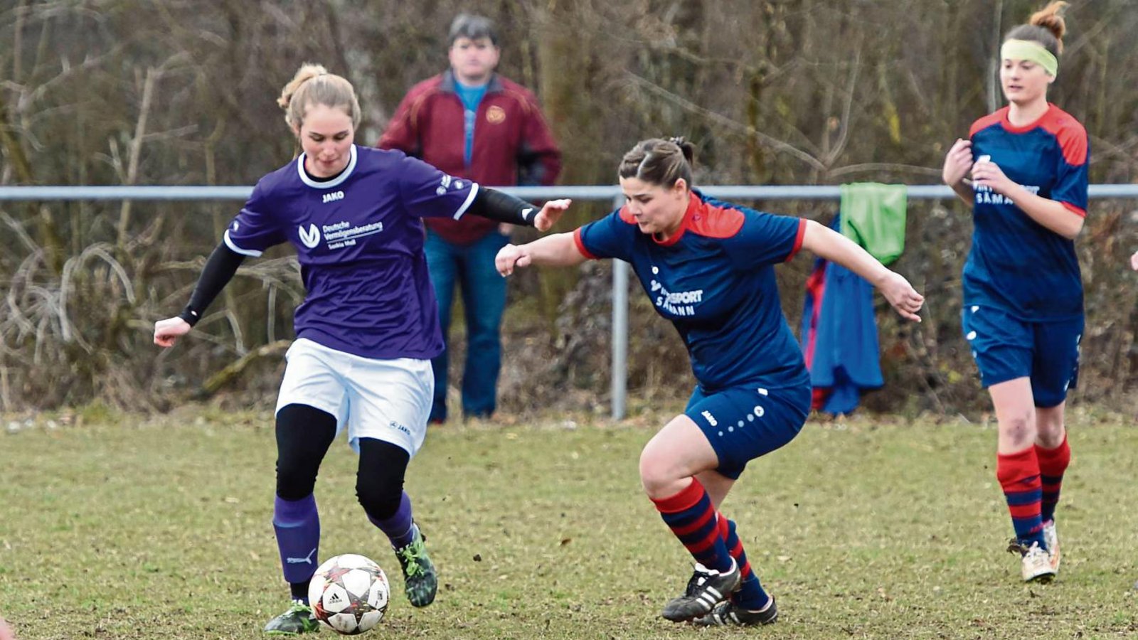 Roßwags Luisa Axter (links) hat sich mit der SGM Großglattbach/Nussdorf spannende Zweikämpfe geliefert, am Ende aber mit 1:2 verloren. Foto: Archiv/Leitner Roßwags Luisa Axter (links) hat sich mit der SGM Großglattbach/Nussdorf spannende Zweikämpfe geliefert, am Ende aber mit 1:2 verloren. Foto: Archiv/Leitner