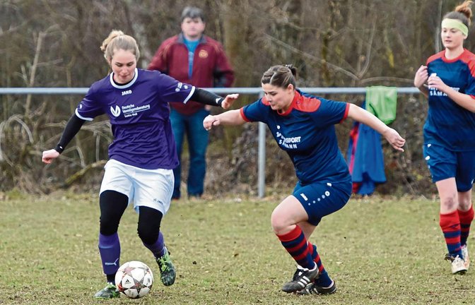 Roßwags Luisa Axter (links) hat sich mit der SGM Großglattbach/Nussdorf spannende Zweikämpfe geliefert, am Ende aber mit 1:2 verloren. Foto: Archiv/Leitner