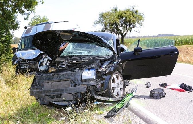 Der Fahrer des schwarzen Audi hat beim Aufprall schwerste Verletzungen erlitten. <span class='image-autor'>Foto: Küppers</span>