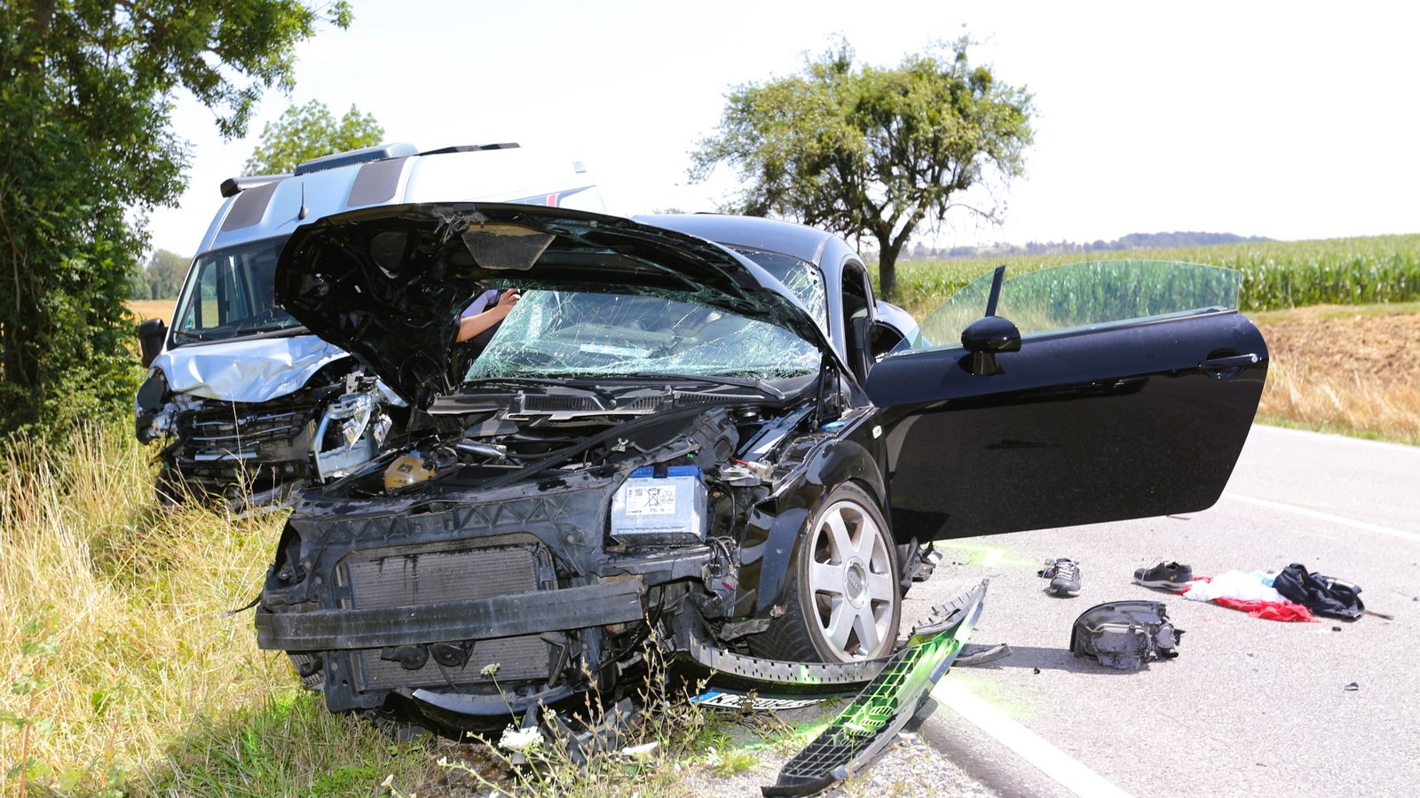 Der Fahrer des schwarzen Audi hat beim Aufprall schwerste Verletzungen erlitten. Foto: Küppers Der Fahrer des schwarzen Audi hat beim Aufprall schwerste Verletzungen erlitten. Foto: Küppers