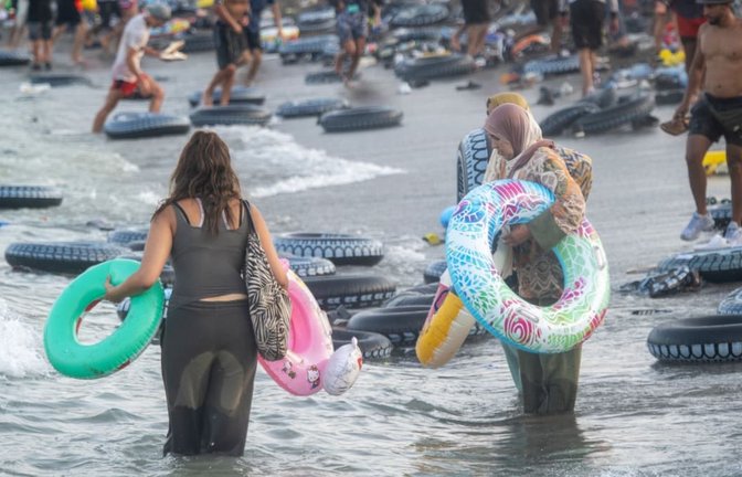 Das soll sich nicht wiederholen. Auch mit solchen Plastikschwimmreifen erreichten Migranten die spanische Exklave Ceuta.<span class='image-autor'>Marcos Moreno/Europa Press/dpa</span>