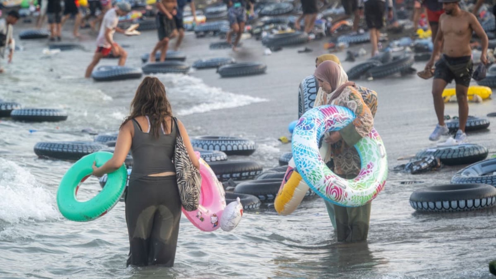 Das soll sich nicht wiederholen. Auch mit solchen Plastikschwimmreifen erreichten Migranten die spanische Exklave Ceuta.Marcos Moreno/Europa Press/dpa
