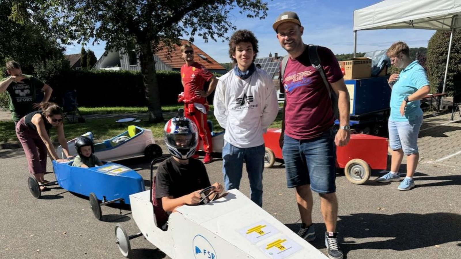 Lehrer Lorenz Huttenlocher mit seinen Schülern beim Seifenkistenrennen.  Foto: p