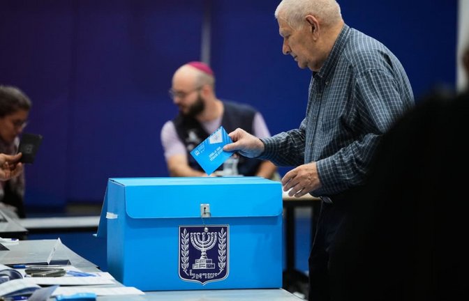 Ein Mann gibt bei der Parlamentswahl in Israel seine Stimme ab. Das Abschneiden der arabischen Parteien könnte richtungsweisend sein.<span class='image-autor'>Ohad Zwigenberg/AP/dpa</span>
