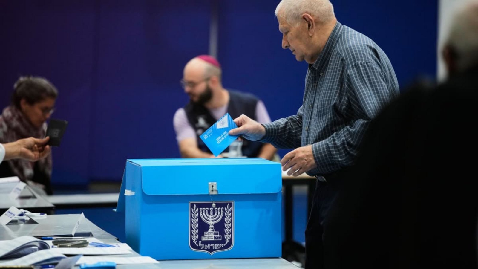 Ein Mann gibt bei der Parlamentswahl in Israel seine Stimme ab. Das Abschneiden der arabischen Parteien könnte richtungsweisend sein.Ohad Zwigenberg/AP/dpa Ein Mann gibt bei der Parlamentswahl in Israel seine Stimme ab. Das Abschneiden der arabischen Parteien könnte richtungsweisend sein.Ohad Zwigenberg/AP/dpa
