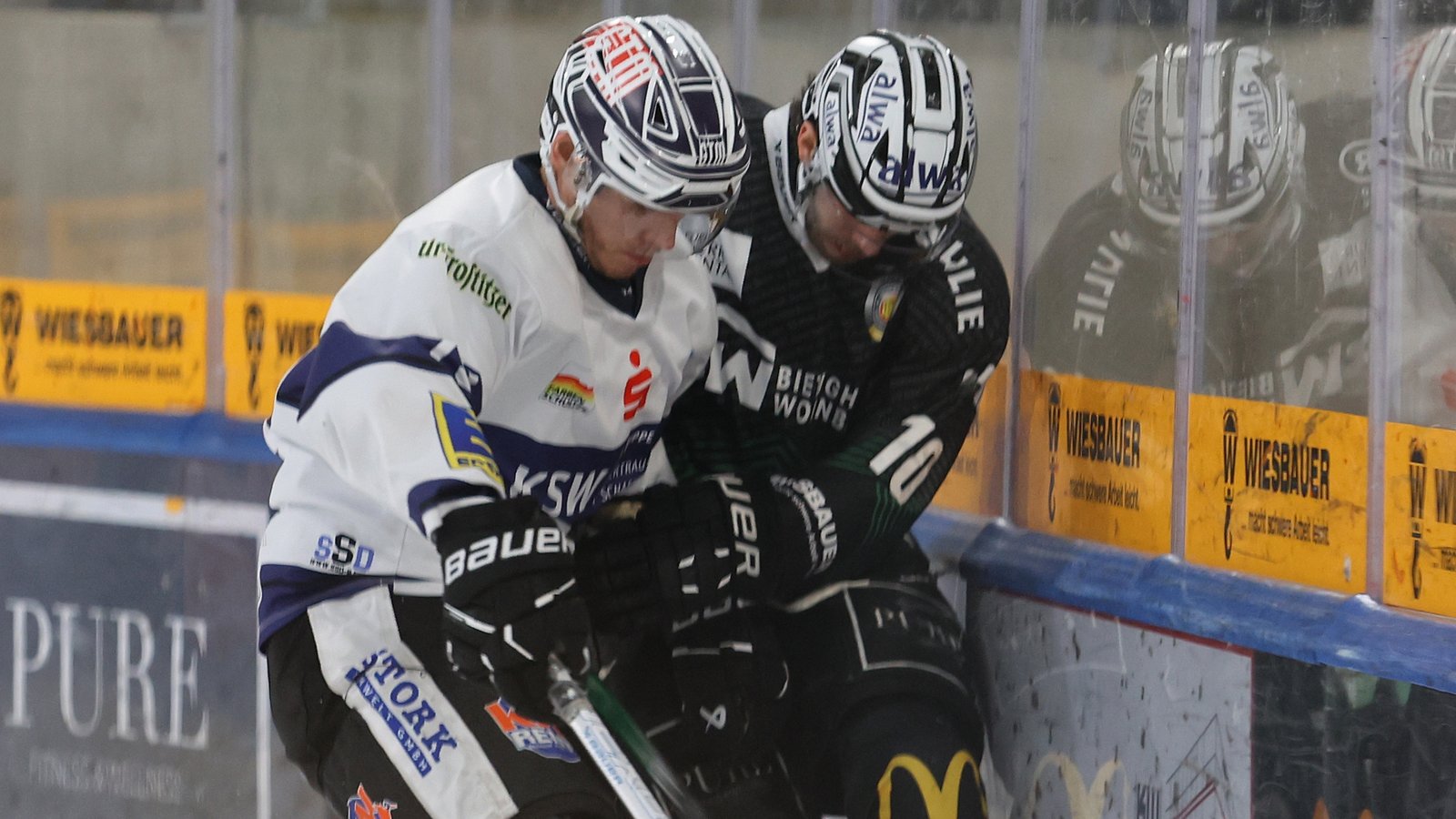 Schenken sich nichts: Der Leipziger Philipp Hertel (links) und Tamas Kanya von den Steelers, die mit dem 4:1-Heimsieg die Serie im Viertelfinale auf eine 2:1-Führung drehen. Foto: Baumann