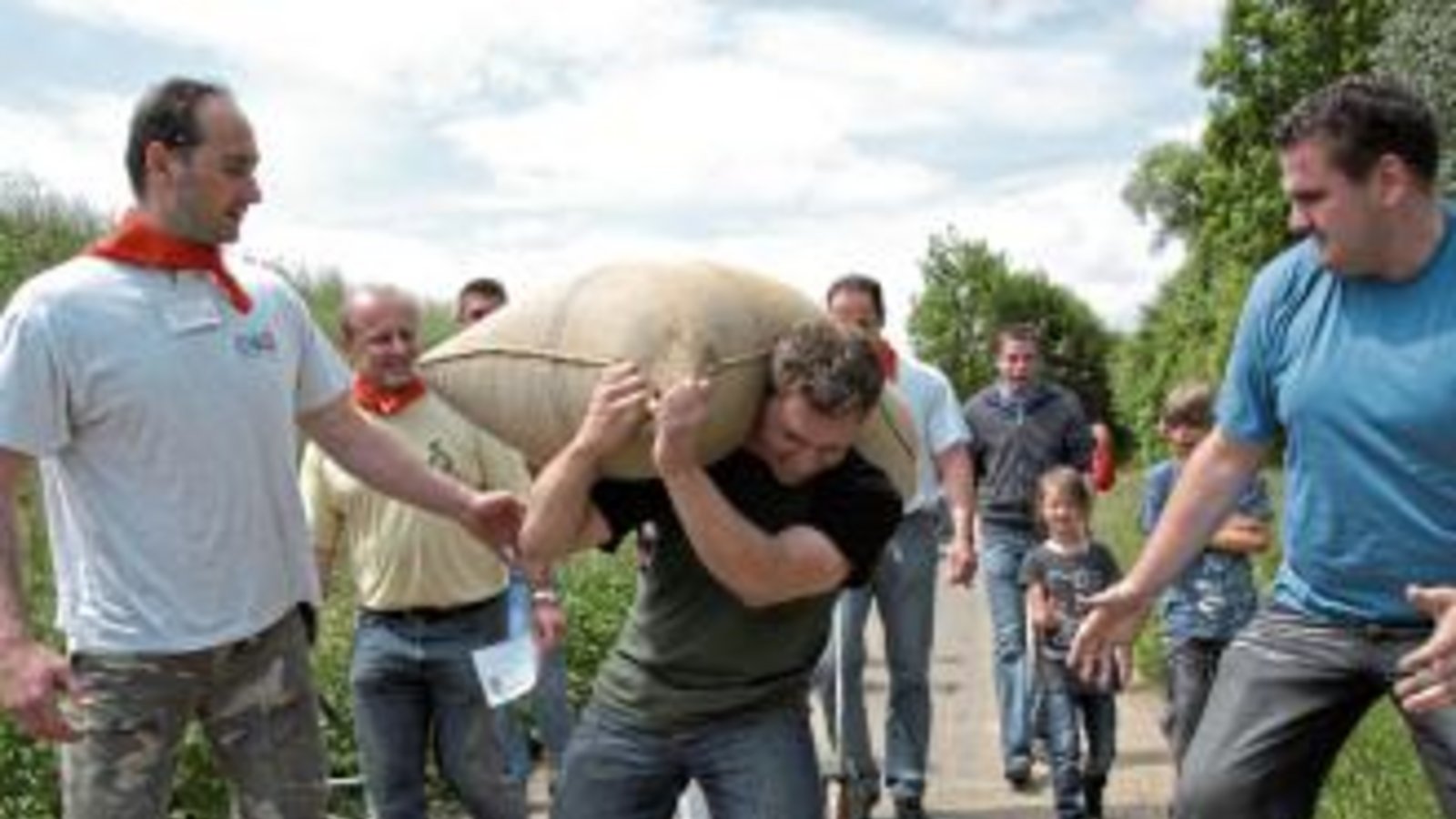 Wer schafft es, den 100-Kilo-Sack am weitesten zu tragen? Foto: p Wer schafft es, den 100-Kilo-Sack am weitesten zu tragen? Foto: p
