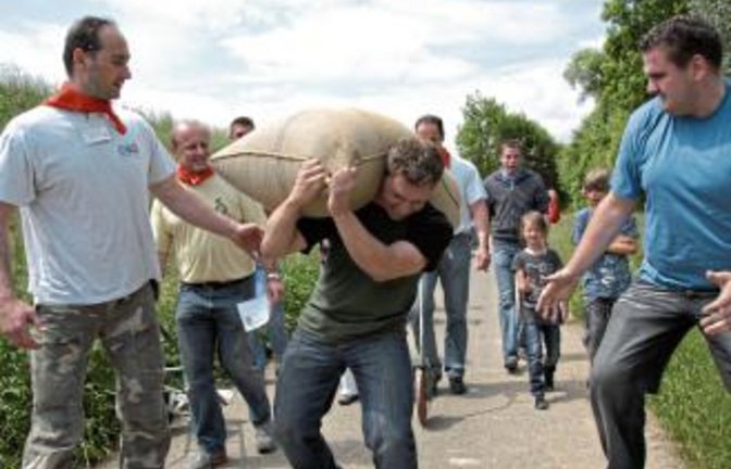 Wer schafft es, den 100-Kilo-Sack am weitesten zu tragen?  Foto: p