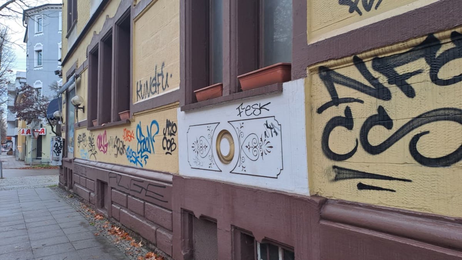 Kein schöner Anblick: Graffiti in der König-Karl-Straße in Bad Cannstatt. Die Schmierereien verunstalten das Gebäude schon seit Jahren.Uli Nagel Kein schöner Anblick: Graffiti in der König-Karl-Straße in Bad Cannstatt. Die Schmierereien verunstalten das Gebäude schon seit Jahren.Uli Nagel
