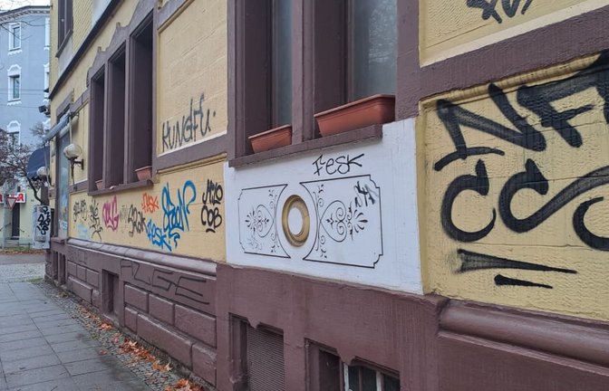 Kein schöner Anblick: Graffiti in der König-Karl-Straße in Bad Cannstatt. Die Schmierereien verunstalten das Gebäude schon seit Jahren.<span class='image-autor'>Uli Nagel</span>
